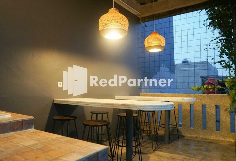 Отель Tomang Gelong Guest House Syariah Mitra Reddoorz