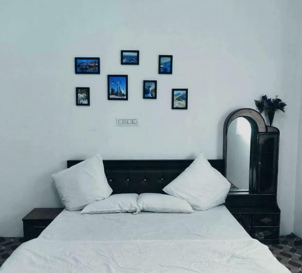 بنسيون Pall And Sarkar Residency