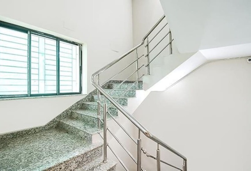 Fabhotel Dak Plaza Nr Axis Mall