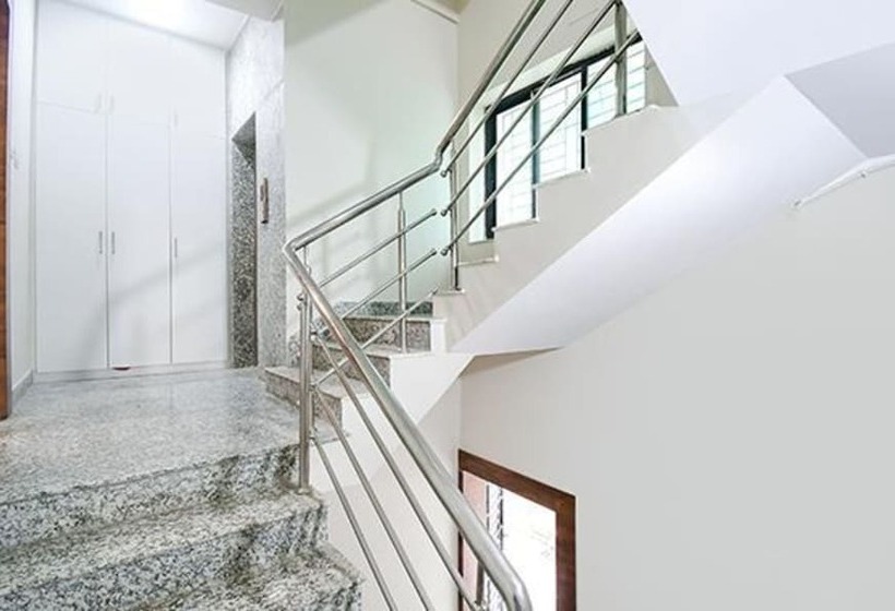 Fabhotel Dak Plaza Nr Axis Mall