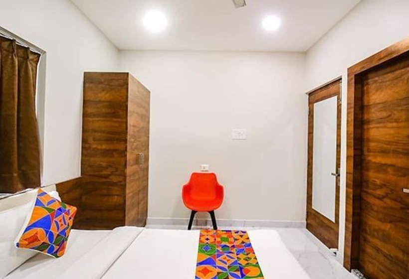 Fabhotel Dak Plaza Nr Axis Mall