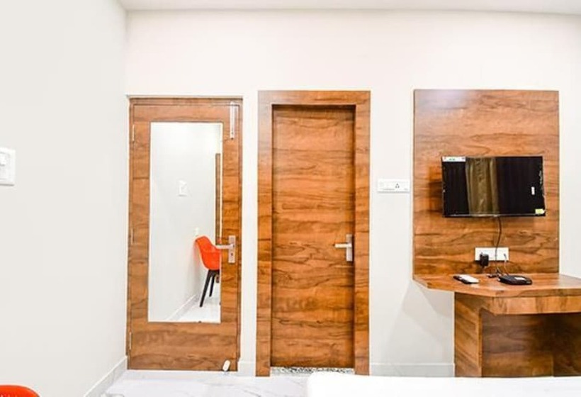 Fabhotel Dak Plaza Nr Axis Mall