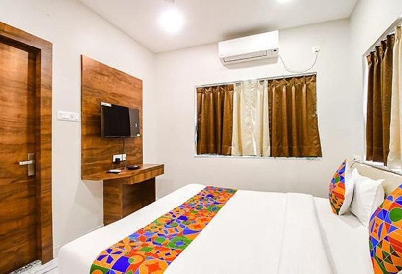 Fabhotel Dak Plaza Nr Axis Mall