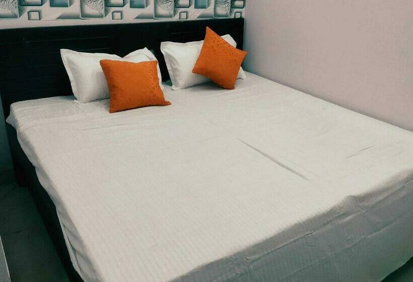 ホテル Oyo 70099 Blue Star Rr