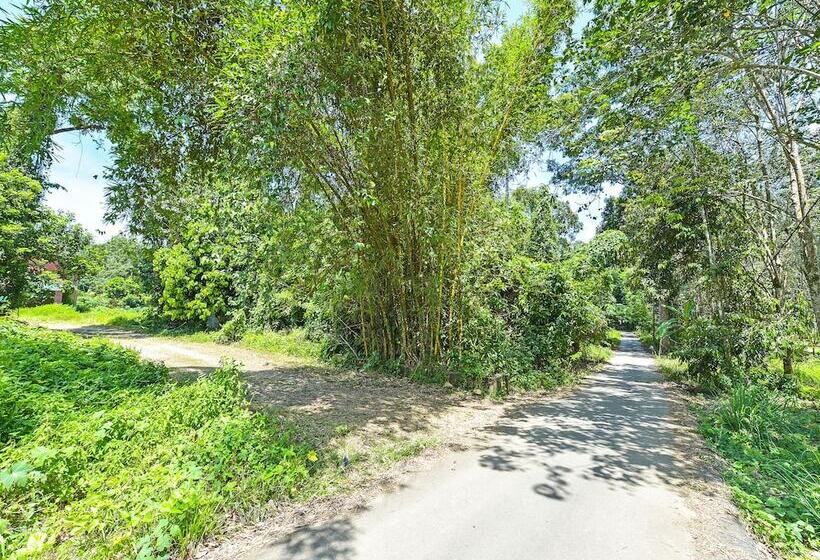 בית מלון כפרי Oyo 90640 D Village River & Cafe Chalet