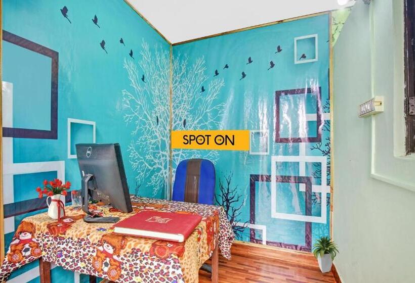 בית מלון כפרי Spot On  Surya Rooms & Banquet