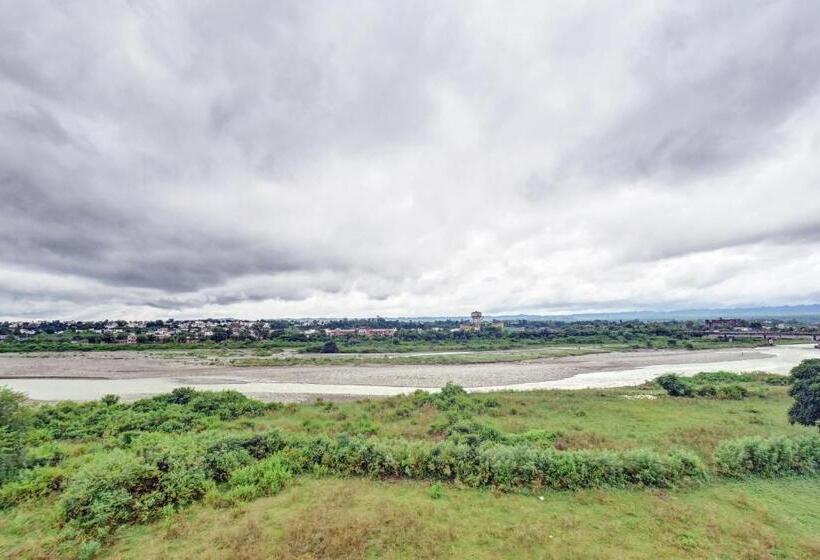 בית מלון כפרי Spot On  Surya Rooms & Banquet