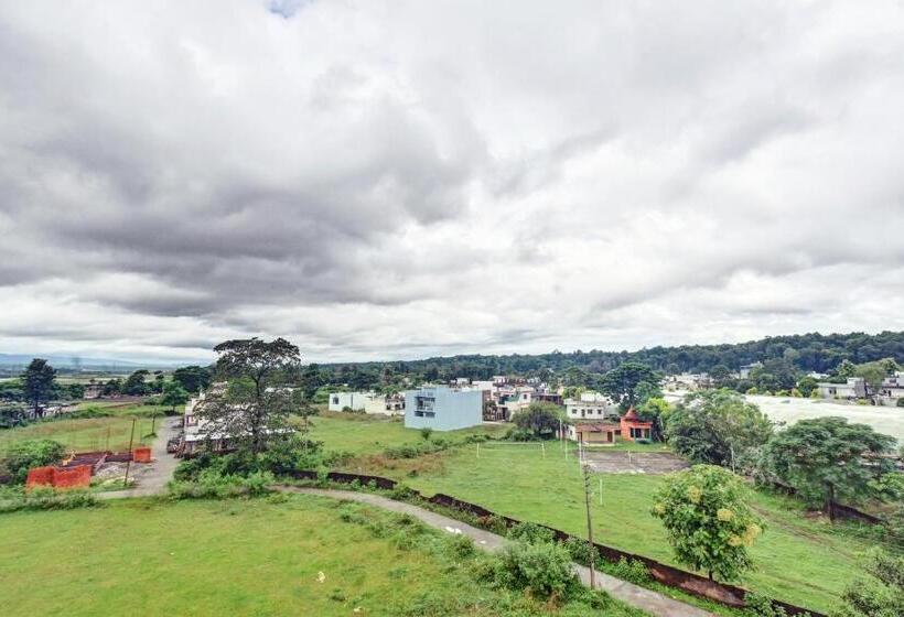 בית מלון כפרי Spot On  Surya Rooms & Banquet