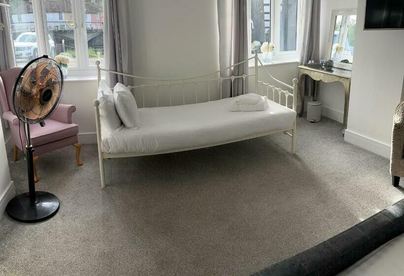 Отель Boathouse Bar And Grill