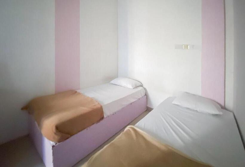 호텔 Zazezo Homestay Syariah Redpartner