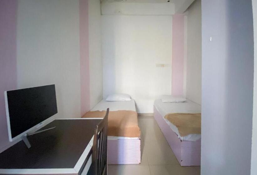 호텔 Zazezo Homestay Syariah Redpartner