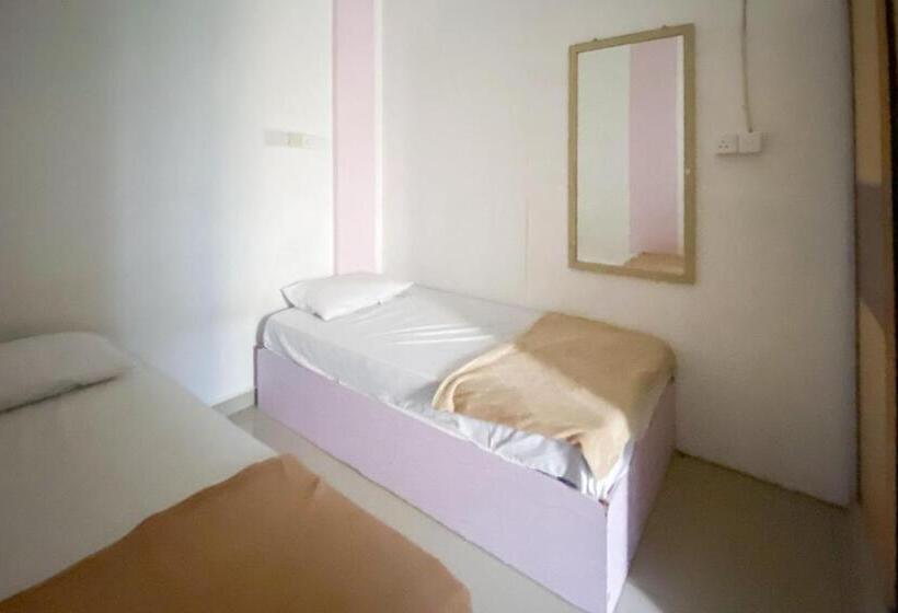 호텔 Zazezo Homestay Syariah Redpartner