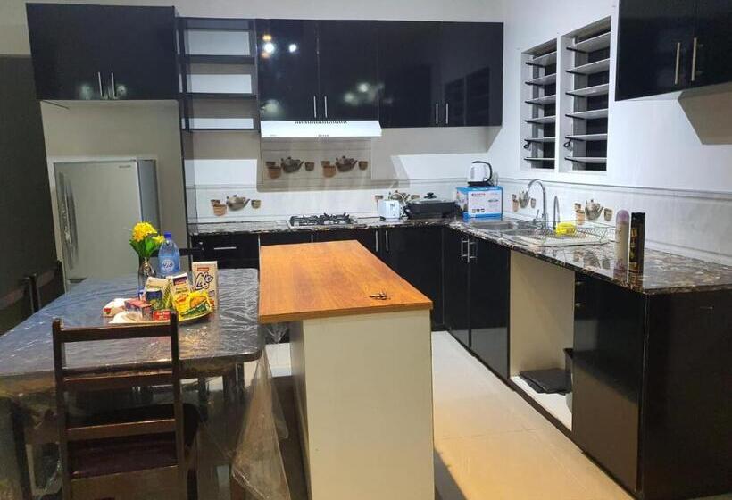 ホテル Single Room With Shared Kitchen And Living Room