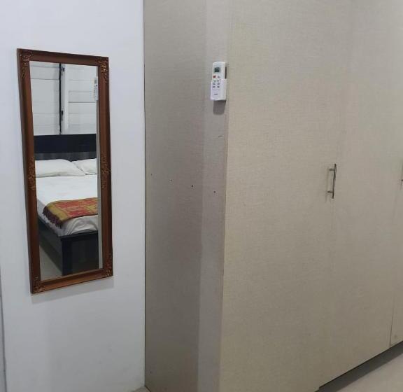 호텔 Single Room With Shared Kitchen And Living Room