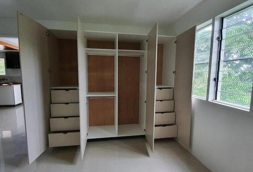 ホテル Single Room With Shared Kitchen And Living Room