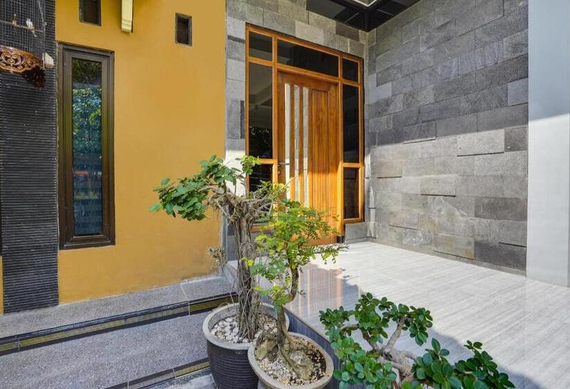 בית מלון כפרי Spot On 91745 Rumah Kost Gresik Syariah