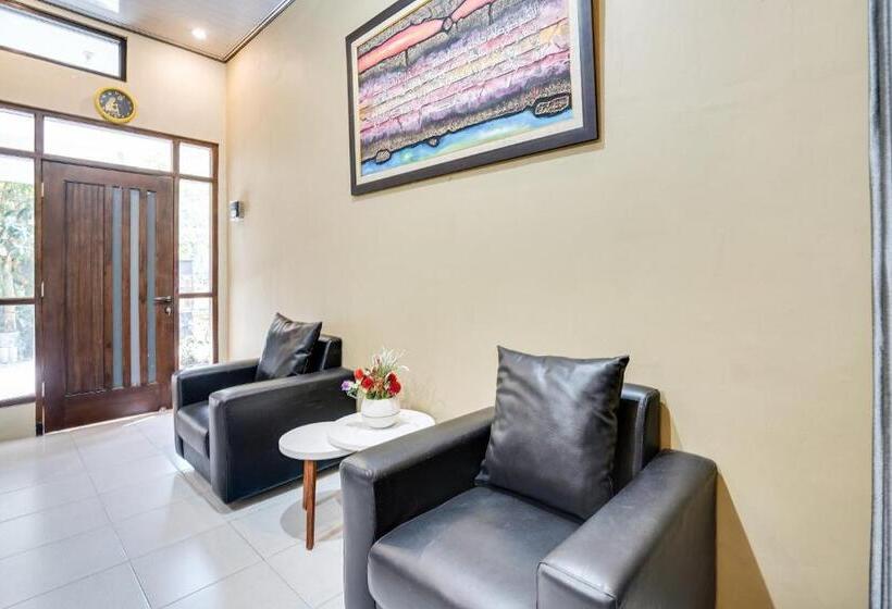 Hotel Spot On 91745 Rumah Kost Gresik Syariah