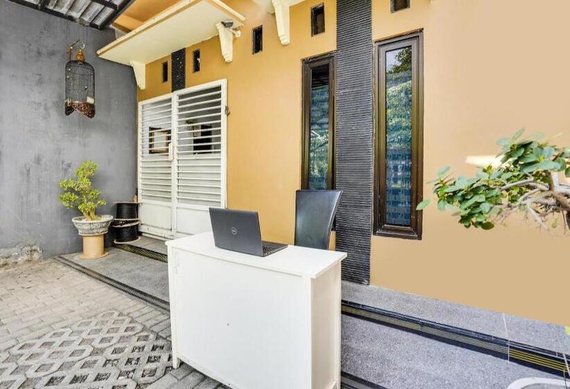 Hotel Spot On 91745 Rumah Kost Gresik Syariah