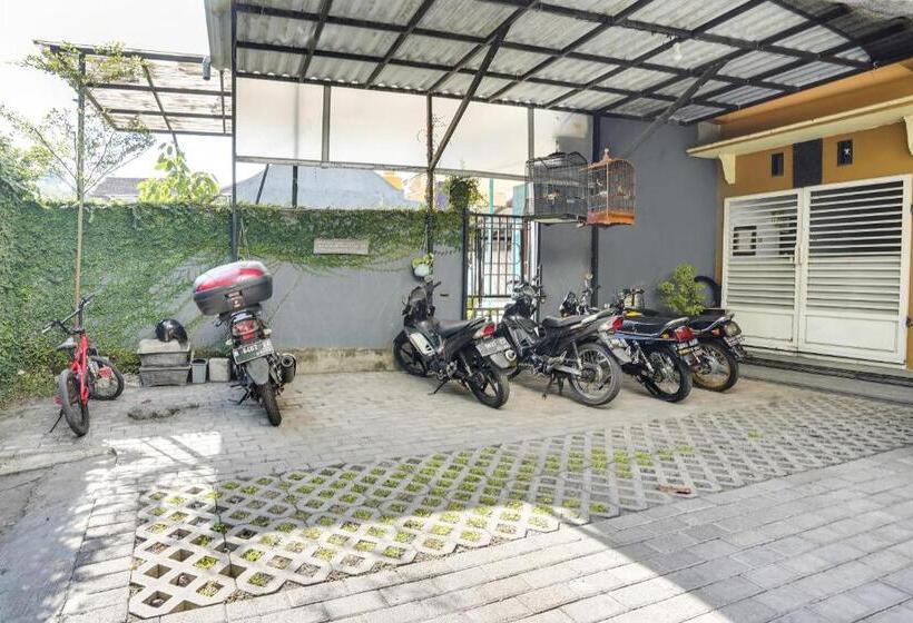 Hotel Spot On 91745 Rumah Kost Gresik Syariah