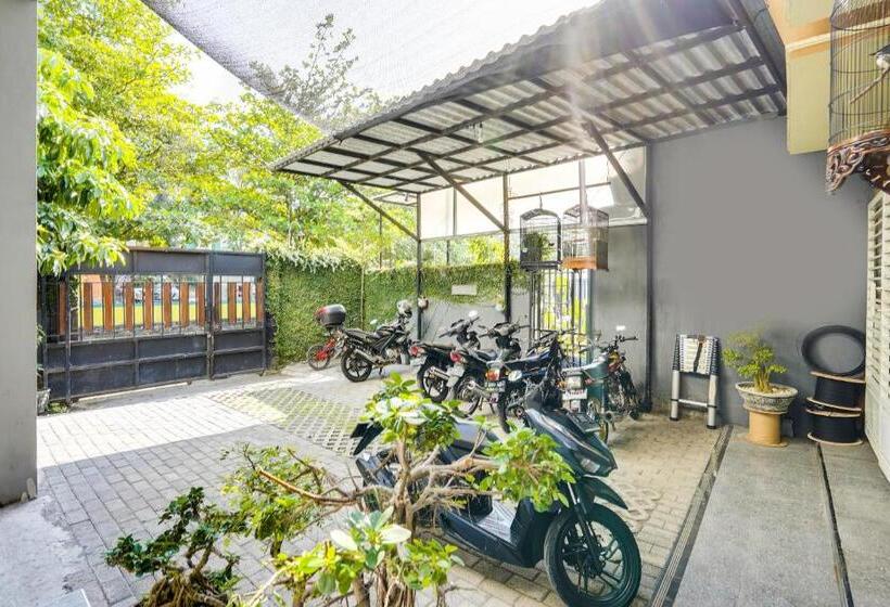 Hotel Spot On 91745 Rumah Kost Gresik Syariah