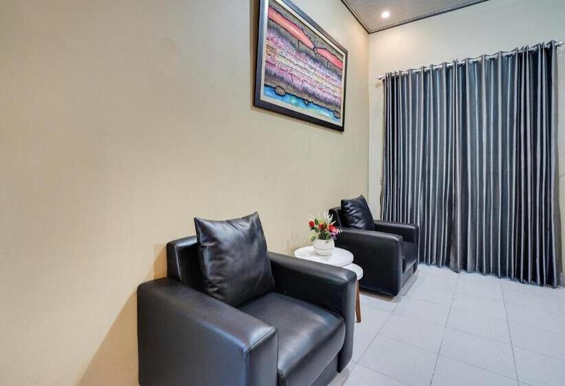 Hotel Spot On 91745 Rumah Kost Gresik Syariah