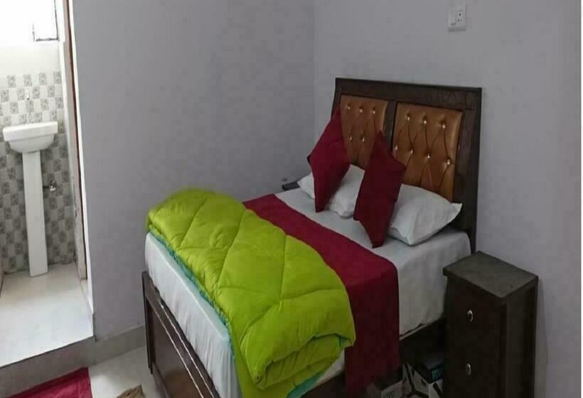 مبيت وإفطار Blue Pine Tourist Lodge By Stayapart , Sitapur 7 Kms Short Of Gaurikund