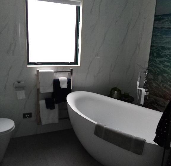 膳宿费 Two Rooms With One Queen Size Bed In Each Room One Bathroom For The Two Rooms