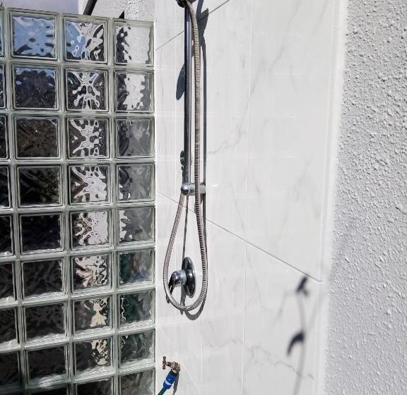 펜션 Two Rooms With One Queen Size Bed In Each Room One Bathroom For The Two Rooms