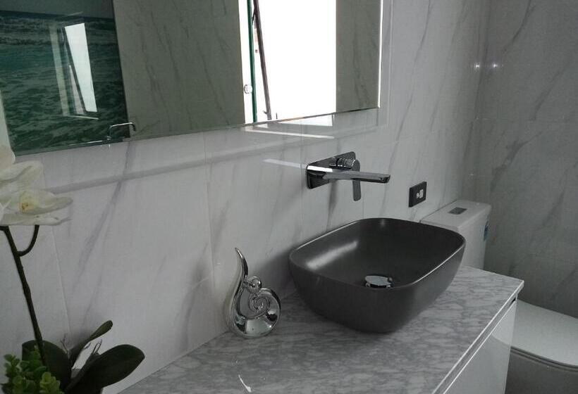 פנסיון Two Rooms With One Queen Size Bed In Each Room One Bathroom For The Two Rooms