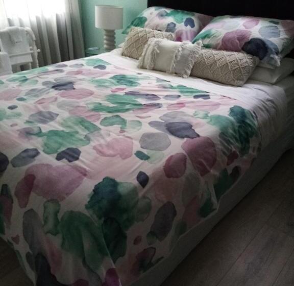 膳宿费 Two Rooms With One Queen Size Bed In Each Room One Bathroom For The Two Rooms