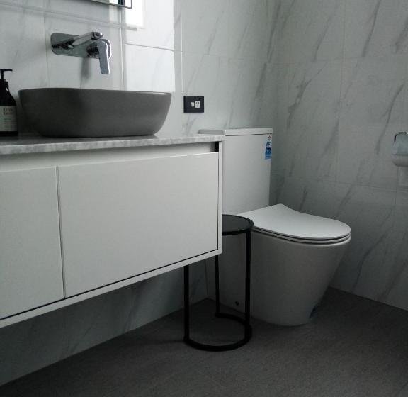 膳宿费 Two Rooms With One Queen Size Bed In Each Room One Bathroom For The Two Rooms