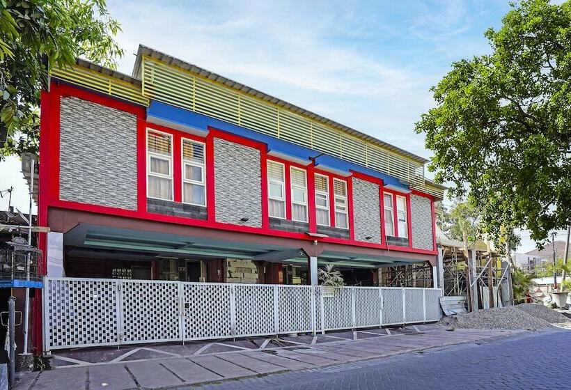 בית מלון כפרי Oyo 91743 Choirul Residence