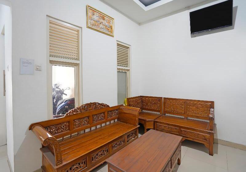 בית מלון כפרי Oyo 91743 Choirul Residence