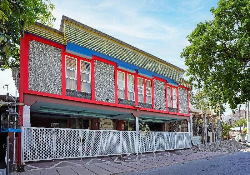 בית מלון כפרי Oyo 91743 Choirul Residence