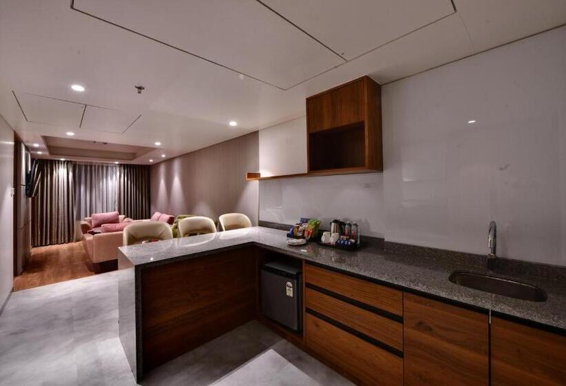 فندق Regenta Fairlark Vadodara