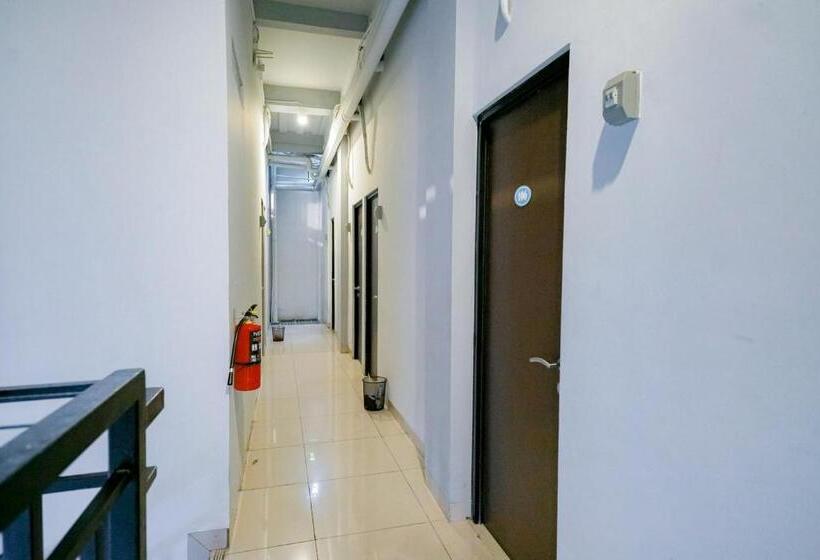 Urbanview Hotel Syariah De Umbrella Ciputat