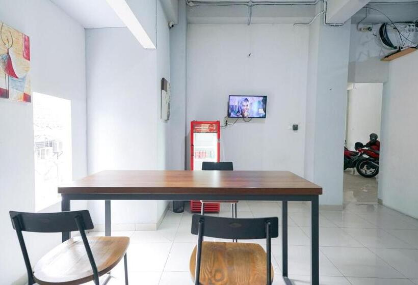 Urbanview Hotel Syariah De Umbrella Ciputat