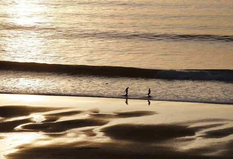 Brougham Heights Motel