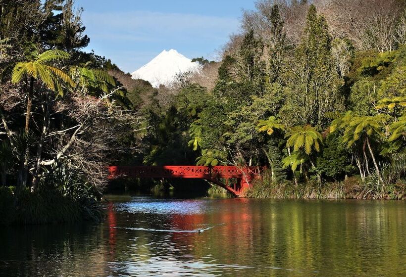 Brougham Heights Motel
