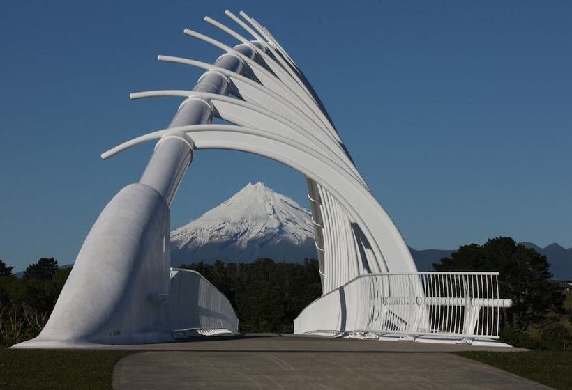 Brougham Heights Motel