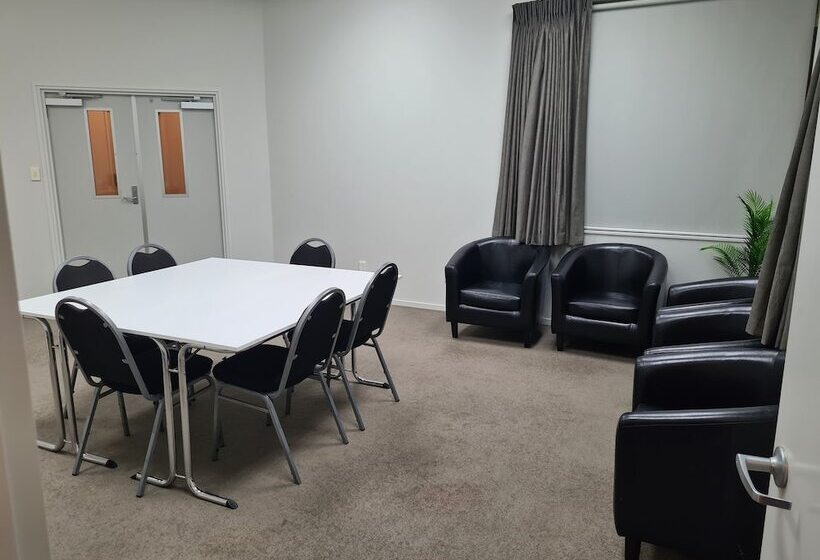 Brougham Heights Motel