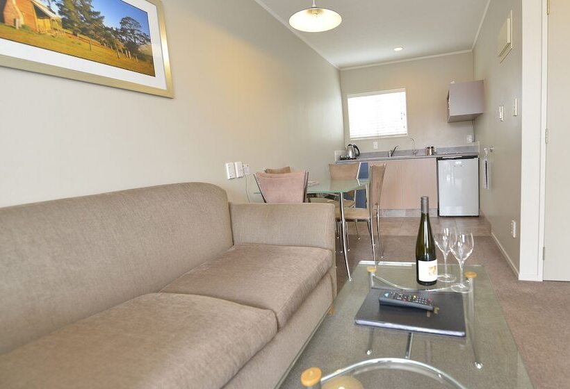 Brougham Heights Motel