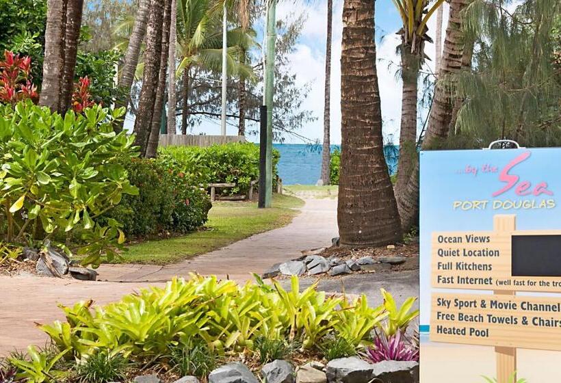 ホテル By The Sea Port Douglas