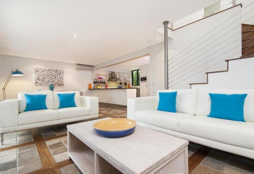 ホテル By The Sea Port Douglas