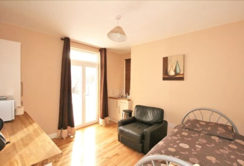 酒店 Central Studios Gloucester Road By Roomsbooked   Free Parking