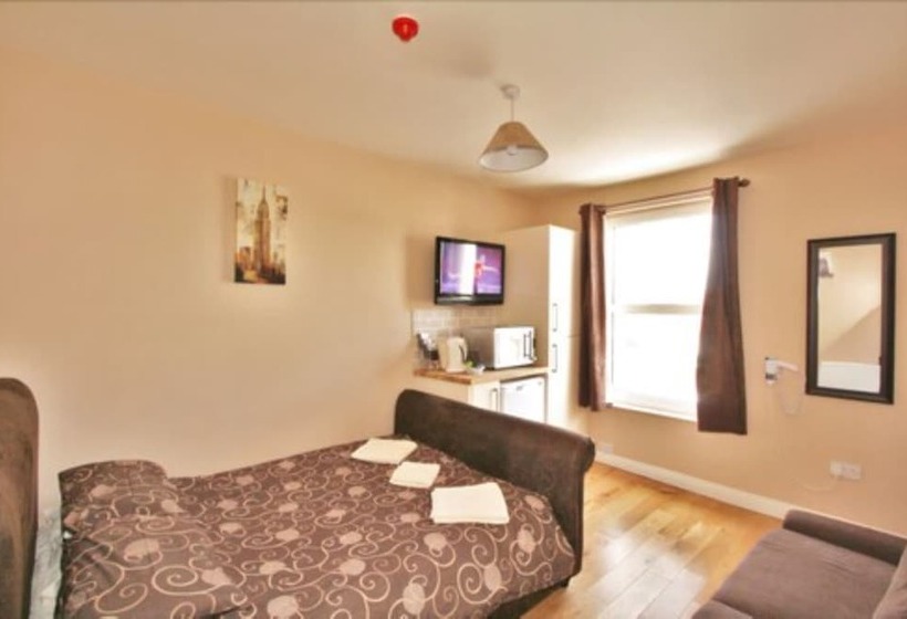 Отель Central Studios Gloucester Road By Roomsbooked Free Parking