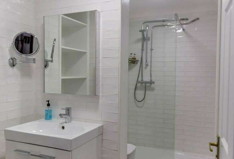 ホテル Cricket Field House