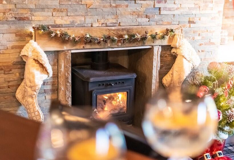 Отель The Crown At Worthington