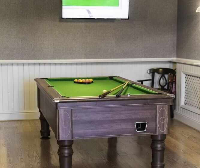 Отель The Crown At Worthington