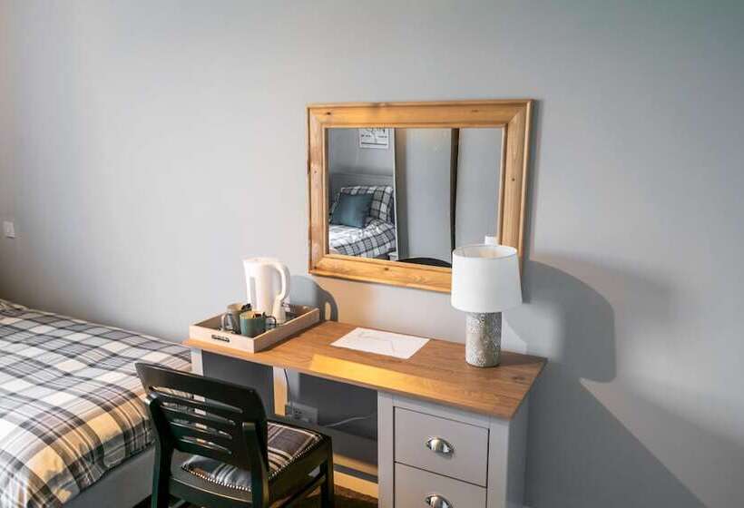 Отель The Crown At Worthington